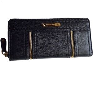 Michael Kors Moxley Continental Wallet